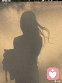 人民币没那么好挣，生活也没那么如意。早出晚归的奔波，藏着数不清的委屈与妥协，想要的安稳总在远方，到手的辛苦却握在掌心。
我们一边崩溃一边自愈，在平凡里咬牙坚持，不是为了惊艳谁，只是想在这烟火人间，守住属于自己的那一点踏实与希望！配图