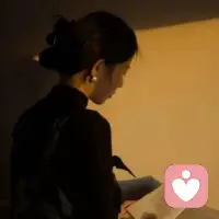 首先要有明确的方向感，也就是说你想成为更好的自己，不能是一个懵懂的、迷茫的一个状态，你要知道你要往哪里去，哪个方向是你最想要的，就要明晰自己的擅长和喜好，确定了方向，然后咬定青山不放松，就是你要把你人生走过的每一步，都变成你的经验和，而不能够变成你的弯路配图