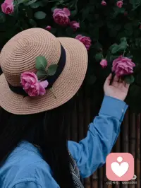 只要你形象精致，情绪稳定，生活独立，半俗半雅，活得够飒，做事够绝，你就是行走的荷尔蒙制造机，也是你虹吸人间的筹码。
精致不是镶金包银，是把每寸生活都打磨出棱角，是让廉价布料都透出高级感的能耐，能把出租屋收拾成美术馆，用素食便当摆出米其林仪式感，这才是通杀全场的硬资本。因为人脑天生对高级感跪舔。
情绪稳如泰山，自带战场，节俭。嗓门飙高音，不如气场开低频。歇斯底里的神仙，干不过轻声细语的罗刹。人这种生物，骨子里就爱往安全区走，谁让肾上腺素见着平和气场就自动熄火。
生活独立不是银行卡余额后面有几个0，是敢对任何关系掀桌子的底气。
不贪别人的钱，不贪别人的爱，自己就是24小时发电站。遇到天鹅就双飞，碰上癞蛤蟆当场拉黑。物质不依赖，就没人能胁迫你；精神不依赖，就没人能掌控。
你是天鹅，就和它比翼双飞；它是蛤蟆，就让它物以类聚。会吐钢镚的蛤蟆，永远到不了天鹅的高度，不要让蛤蟆脏兮兮的粘液，玷污了你洁白的羽毛。配图