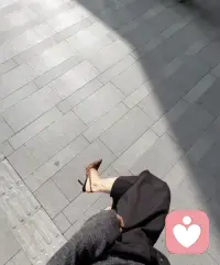 人不管到了什么年龄，都要记住，言慢者贵，性柔者富，德厚者旺。允许自己做自己，允许别人做别人，身在当下，便活在当下，上船不思岸上人，下船不提船上事。勿在别人心中修行自己，勿在自己心中强求别人。