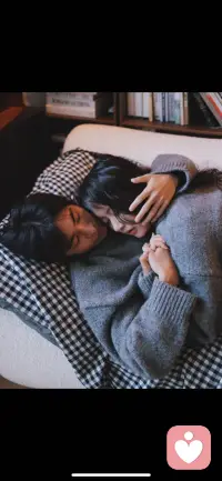 到了一定的年纪，你会发现，其实人真正需要的不是婚姻 而是一个精神寄托，一个能说话的人，能听你说话，能听懂你说话，能听你说废话的人，一个在你受委屈的时候陪着你，并且不分青红皂白就偏向你的人。这看似简单的想法，你得有多幸运才能遇到，肉体相伴比比皆是，但灵魂共鸣却寥寥无几。这些是人生的奢侈品。可遇不可求。所以，我们缺的不是伴侣，甚至都不是婚姻，缺的是一段可以彼此照亮，能够真正相互滋养的亲密关系，有的时候，你找个伴并不是什么难事儿，难得是走心，难的是那种激情退去后的依赖和心疼这个世界上什么都不缺，因为很多东西都是可以靠努力得到的，唯独拥有一个有情有义的爱人是很难配图