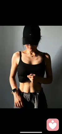 如果一个中年女人开始健身，坚持运动，你知道这意味着什么吗？很多人以为这只是为了减肥，为了身材，为了健康。知道我看到一句话，瞬间被点醒；中年女人的运动从来不是流汗，它是一场无声的宣告。她在告诉世界，我没有被生活压垮，没有被财米油盐驯服，我依然有力量挑战自己，依然愿意为自己成长，依然期待生命的蜕变。
运动啊，是她对抗衰老和油腻的武器，是疲惫生活里的光，是让自己活过来的希望。她不在和年龄较劲儿，而是在和自己和解。减肥变瘦只是顺便的附加品，运动的意义是让自己越来越强大，告诉自己我还能向前，更好……配图