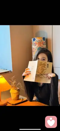 我把自己养得很好。眉眼从容，面相温婉，旁人看不出我半分内耗与心酸。只有我自己知道，那些无人问津的日子，我是怎么熬过来的。往事不回头，未来不将就，做个外表温柔，内心自带铠甲的女人配图