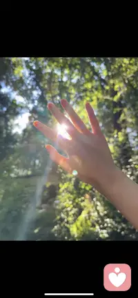 如何把NPD吸走的能量倒吸回来离开NPD最简单两个字：断供
NPD如同情感黑洞，持续吞噬着周围人的生命力。但当我们抽丝剥茧地分析其运作机制时，会发现这些被吸走的能量并非不可追回。
1 认清NPD本质是自救的起点 
。心理学研究显示，NPD具有过度自恋，缺乏共情，极度渴望赞美等特征。他们像精密的情感捕猎者，通过煤气灯操纵扭曲事实，用飞猴战术培养帮凶，以爱轰炸制造依赖陷阱。有些案例中， NPD伴侣总是将A的工作成果归功于自己，在亲友面前贬低Ta的能力，甚至伪造Ta精神不稳定的假象。这种持续的能量掠夺，本质上源于NPD内心深不见底的空虚感。当我们看清这些行为的背后逻辑，便能理解他们的指责并非自身缺陷的映射，而是对方病态需求的投射。
设立边界是关键
。在认清本质后，设立边界成为阻断能量流失的关键防线。某公司中层管理者B曾成功摆脱NPD上司的控制：Ta用三个月时间详细记录每次被批评的具体场景和情绪反应，发现所有指责都集中在项目推进缓慢上。Ta主动向上级汇报工作时，带上详实的数据分析图表，明确指出每个阶段的进展与预期目标的差距。当上司再次进行无端指责时，Ta冷静地表示：如果您有具体改进方案，请以书面形式提交。这种基干事实的沟通策略。让上司的言语攻击失去了着力点。设立边界不是冷漠逃避，而是在尊重自我的前提下，建立健康的互动模式。
3 自我成长是核心 
。自我成长才是实现能量逆转的核心动力。遭受
NPD伤害的人们常陷入受害者陷阱，但心理咨询数据显示，持续的自我提升能显著增强心理韧性。某位被NPD母亲控制的C，通过系统学习心理学知识，意识到童年时期的情感忽视是导致她过度寻求认可的根源。Ta开始坚持每日冥想练习，用正念观照内心需求；参加绘画疗愈课程，将压抑的情绪转化为艺术创作；在这个过程中重建自信。三年后，Ta不仅成功切断与母亲的病态共生关系，更在事业上取得突破性进展。这种由内而外的成长，如同给枯竭的心灵注入清泉，让流失的能量以更丰沛的姿态回归。
当我们凝视NPD造成的能量黑洞时，恐惧与绝望往往遮蔽了自救的可能。但无数案例证明，从认知觉醒到边界建立，再到持续成长，这条自救之路虽布满荆棘，却指向光明。那些被吸走的能量，本就是属于我们的生命之光。当我们学会识别陷阱，筑牢防线，滋养内心，终将在与黑暗的博弈中，将散落的光点重新凝聚成璀璨星河。#拿回你的力量#配图