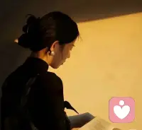 懂规则却不算计人，懂人情却不消耗真心，见过人性的幽暗与趋利，依旧坦荡做人、真诚待人、踏实做事；背负职场与家庭的双重重量，依然自律独立、温柔坚韧，清醒地明白：人生最稳的靠山，从来不是人脉运气，而是越来越好的自己。