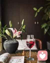很多人总觉得会说话，会来事，会经营关系，就是一种能力，但真正接触久了你会发现，一个人如果太热衷于人情世故，往往心很难静下来。因为他的注意力永远都在看别人怎么看他，别人对他什么态度，谁能给他带来利益，而不是把时间真正放在提升自己身上。真正长期学习，长期做事的人，大部分其实都越来越安静，不是因为不会社交，而是慢慢明白了，人与人之间最稳定的关系，从来不是嘴上的热闹，而是你本身有没有价值，有没有真本事。配图