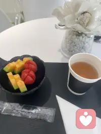 阳光、花和周末，是生活给的温柔小礼物。配图