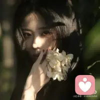 你以为那么多挫折，足够磨平她的骄傲与志气，但仔细看她的眼睛就知道…她依旧意气风发，一身傲骨。“易碎但难杀！”配图