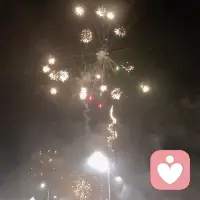 被这段话治愈了，是关于“三十岁修行女孩面相”的感悟，源自弘一法师渡人无数的一段话：

“你接纳什么，什么就会消失；你对抗什么，什么就会存在。要是没明白这点，其实你的敌人是自己——你会把所有时间和精力花在改变别人上，最后落得一无所有。你会发现，当你处于对抗、烦恼、抱怨的状态时，五官都是紧绷的，要么一脸冷漠，要么皱皱巴巴、苦大仇深的，没人愿意靠近这样的面相，就连自己都不会喜欢。

人啊，一定要停止抱怨，学会向内求。就像扒洋葱一样，一层一层扒开自己的内心，会流出苦涩的泪水，可脸上的阴霾也会在这过程中一点点散去。别总盯着别人的过错，你所看到的种种，其实都是自己的因果。越是在意，结果往往越不如意；只要一念放下，天空立马放晴，脸上也能露出松弛的神态，身边人也会跟着自在起来。

真正的强大，从来不是对抗，而是允许一切自然发生——允许自己做自己，允许别人做别人。你越懂得‘允许’，面相就会越发柔美。就像花儿该绽放就绽放，树木该生长就生长，让每个人都成为最好的自己，你看世界看得越通透，面相也会越清净。”