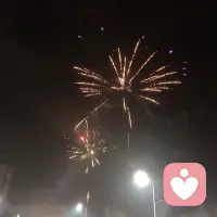 被这段话治愈了，是关于“三十岁修行女孩面相”的感悟，源自弘一法师渡人无数的一段话：

“你接纳什么，什么就会消失；你对抗什么，什么就会存在。要是没明白这点，其实你的敌人是自己——你会把所有时间和精力花在改变别人上，最后落得一无所有。你会发现，当你处于对抗、烦恼、抱怨的状态时，五官都是紧绷的，要么一脸冷漠，要么皱皱巴巴、苦大仇深的，没人愿意靠近这样的面相，就连自己都不会喜欢。

人啊，一定要停止抱怨，学会向内求。就像扒洋葱一样，一层一层扒开自己的内心，会流出苦涩的泪水，可脸上的阴霾也会在这过程中一点点散去。别总盯着别人的过错，你所看到的种种，其实都是自己的因果。越是在意，结果往往越不如意；只要一念放下，天空立马放晴，脸上也能露出松弛的神态，身边人也会跟着自在起来。

真正的强大，从来不是对抗，而是允许一切自然发生——允许自己做自己，允许别人做别人。你越懂得‘允许’，面相就会越发柔美。就像花儿该绽放就绽放，树木该生长就生长，让每个人都成为最好的自己，你看世界看得越通透，面相也会越清净。”