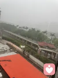 突然间的大雨，站在角落看着措手不及的人们，这时就拼跑步速度啦！配图