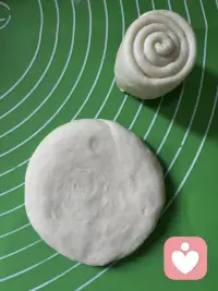 美好的一天从吃肉开始。
碳水脑袋和食肉脑袋都被填满。
肉夹馍的组合仅次于红豆配抹茶。
一切，都是刚刚好。