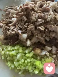 美好的一天从吃肉开始。
碳水脑袋和食肉脑袋都被填满。
肉夹馍的组合仅次于红豆配抹茶。
一切，都是刚刚好。