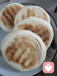 美好的一天从吃肉开始。
碳水脑袋和食肉脑袋都被填满。
肉夹馍的组合仅次于红豆配抹茶。
一切，都是刚刚好。