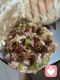 美好的一天从吃肉开始。
碳水脑袋和食肉脑袋都被填满。
肉夹馍的组合仅次于红豆配抹茶。
一切，都是刚刚好。