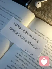 “当朋友接住我所有情绪的时候，
我的眼泪会因为她的托举而汹涌。”
不会接情绪＝二次伤害❌
接得住情绪＝温柔容器
每个情绪都是自己的一个碎片
值得被看见和包容的接住。