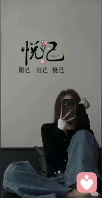 原来遗憾可以写的这么疼，我在等风起也在等雨停。我在等你爱我也在等我放弃，终是酒杯太浅，敬不了来日方长。巷子太短，走不到白发苍苍。最遗憾的是，陪我走过大半青春的人变成擦肩时只道一声问候的陌生人。如果你不曾出现，我还是那个我，虽然孤单，但并不孤独。你来时携风带雨，你走时乱了四季，后来我终于知道那并不是我的花。我只是恰好途径它的绽放，我差一点就碰到月亮了，，，，可惜天亮了。