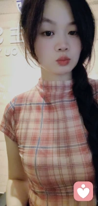 微博文案（温柔治愈版，适合倾听师）
 
 
做倾听师的日子里，每天都在接住不同的情绪
有人迷茫，有人委屈，有人只是想好好说说话
原来被人信任、认真聆听，本身就是一种温柔的力量
此刻心里软软的，愿每个无处安放的情绪，都能被好好安放🌙
 
 
此刻坐在屏幕前，心里满是平静与温柔
听着陌生人的故事与心事，欢喜着他们的欢喜，心疼着他们的委屈
做倾听师最幸福的事，就是让你知道：你从来都不是一个人
愿每一颗疲惫的心，都能被好好听见✨
 
 
今天又接住了好多细碎的情绪
有人倾诉，有人哽咽，有人终于敢说出藏了很久的话
原来倾听从不是简单的陪伴，而是给情绪一个出口
此刻内心安稳又柔软，愿所有心事都有归处，所有难过都有人懂🌿
 
要不要我再帮你写一条更简短、适合随手发的日常心情版？配图