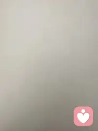 成年人的爱情，褪去了年少时的懵懂狂热，多了几分清醒、克制与责任，是历经生活洗礼后，对情感更成熟、更务实的理解。

年少时的爱情，往往始于心动，执着于浪漫与轰轰烈烈，满心都是风花雪月，不计较未来与现实。而成年人明白，爱情从不是一时的激情，而是长久的相处与磨合。它不再是单纯的喜欢，更是三观的契合、灵魂的适配，是看清彼此的不完美，却依然愿意选择包容与坚守。

成年人的爱情，离不开现实的支撑。它不再脱离生活空谈爱意，而是懂得兼顾柴米油盐与精神共鸣，明白好的爱情，是两个人一起对抗生活的琐碎，共同承担风雨，分担压力。不会再为爱盲目冲动，放弃自我、妥协底线，而是追求势均力敌、彼此成就，在感情里保持独立，也相互依靠。

同时，成年人深知爱情不是生活的全部。它是生活的锦上添花，而非救命稻草。不会把爱情当作人生的唯一寄托，而是先经营好自己的生活、事业与自我，再以从容稳定的姿态去爱别人。懂得尊重彼此的边界，给对方留有余地，也守住自己的初心。

归根结底，成年人的爱情，是温柔且坚定，真诚且务实。是乍见之欢后的久处不厌，是激情褪去后的细水长流，是愿意为对方负责，携手把平淡日子过成温暖的陪伴。配图