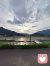 情绪低谷的时候可以抬头看看天空的云，它时而这样，时而那样，总之不会永远一个样子，所以你的情绪也不会。配图