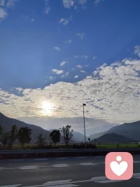 情绪低谷的时候可以抬头看看天空的云，它时而这样，时而那样，总之不会永远一个样子，所以你的情绪也不会。配图