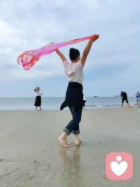生活没有完美的开局，
而是努力把前路走成花期。
不盲从世间喧哗，不内耗琐碎情绪！
守住本心，清醒自愈，奔赴属于自己的风景！配图