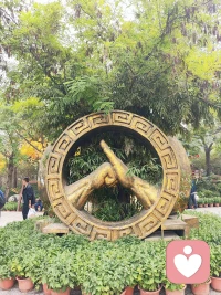 身处逆境别谈情怀，务实才是根本；
身无铠甲，藏拙才是智慧，任何人的底气，都来源于经济实力。成年人的世界很现实，有钱才有退路，有底气才有选择。低谷时少矫情、多做事，默默沉淀积蓄力量，才是最高级的人间清醒……配图