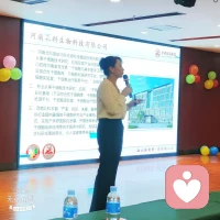 自信就是大大方方的献丑！
古人讲：竹杖芒鞋轻胜马，一蓑烟雨任平生。
敢迎难而上也是一种气魄，谁不是一边献丑，一边成长。任何你能进入的场合，你本身就具备资格！大方一点反而更易融入。记住一点，你越敢献丑路越好走。你越敢放开，好运越会排着队来……配图