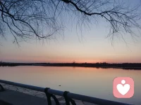 如果你处于一种情绪下，并且让你感到很困扰。
一定要有出去，去感受这世间的美景。
或者去吃自己最喜欢的东西。
相信我，它一定会让你抽离出来，哪怕只有那一瞬间！