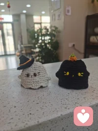 匮乏的人给出的爱是讨好，
丰盛的人给出的爱是滋养，
虚弱的人给出的爱是控制，
强大的人给出的爱是允许，
恐惧的人给出的爱是担忧，
勇敢的人给出的爱是放手，
自卑的人给出的爱是不信任，
自信的人给出的爱是希望，
无知的人给出的爱是打压，
智慧的人给出的爱是启发，
外求的人给出的爱是教化，
内求的人给出的爱是感化，
慈悲的人给出的爱是看见，
真爱只有一种无条件的爱。