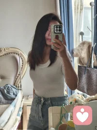环境影响人的气韵状态。把自己放在一个高能量的环境里，比你在低能量的池塘里，努力都要强100倍。想要变成什么样的人，首先你先把自己打扮成什么样的人。衣着决定状态。配图