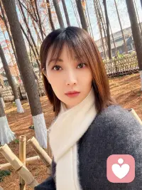 写给那个在深夜独自沉默的你

孤独，不再是仅仅属于独处时刻的标签，它已经成为了现代人一种常态化的生存状态。我们生活在一个连接最便捷的时代，微信里有几百个好友，通讯录里存着几十位常联系的人，可当夜深人静，卸下白天的伪装，那一扇扇紧闭的门后，往往只有你一个人。

这种孤独，常常是“群体性孤独”。我们物理距离拉近，心理距离却越来越远。我们习惯了在社交平台上展示光鲜亮丽的一面，点赞、评论、互动，看似热闹非凡，却无人真正知晓你深夜的崩溃与脆弱。你可能刚结束一场疲惫的聚会，转身就在空荡的房间里突然陷入巨大的低落；可能在人潮汹涌的街头，看着万家灯火，却突然觉得自己与这个世界格格不入。那种深入骨髓的虚无感，会在某个瞬间毫无预兆地将你吞噬。

而压抑，是应对这份孤独的保护层。

我们不敢轻易表露负面情绪，因为在快节奏的生活里，“情绪不稳定”被视为一种累赘，甚至是一种麻烦。于是，我们开始学会伪装，把委屈吞咽下去，把愤怒折叠起来，把悲伤压抑在心底。起初，这像是一层硬壳，保护着我们不受外界伤害。但时间久了，压抑并非消失，而是转化。那些没有被表达出去的情绪，会慢慢在身体里沉淀，变成焦虑、失眠，变成毫无缘由的自我怀疑，变成即便面对喜欢的事物，也提不起一丝兴致的内耗。
需要倾诉身边找不到人、或者不好意思找熟悉的人诉说的时候、可以尝试一下找个陌生人、我愿意倾听你情绪背后的深层需求。配图