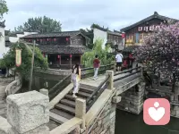 很多时候，我们的疲惫不是因为事情多，而是因为一直在和自己对抗。
总想着“我必须做好”“我不能出错”，反而把自己困在了内耗里。
心理学里说，被认真听见，本身就是一种治愈。
不用独自消化所有负面情绪，如果你需要一个不带评判的倾听者，我在这里，陪你一起梳理情绪、和自己和解。