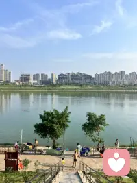 山水无言，向往不止，自在由心，步履不停。配图