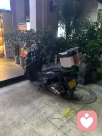 人这一生改变命运其实就有三次，第一次是原生家庭，他是你的起点，但绝不是你的终点，第二次是婚姻和伴侣，他能陪你成长，但未必能带你破局，真正能翻盘的是你的第三次觉醒你自己，觉醒不是突然开挂哦，是把破碎的自己，一片一片捡起来重新拼好，是不再向外求认可，而是向内长出属于自己的力量，人生的方向盘，从来不在别人手里，当你真正觉醒的那一刻，你才会明白，你本自具足，无需外求，往后余生做自己的靠山，记住，鸡蛋从外打破是美食，从内打破就是是生命。