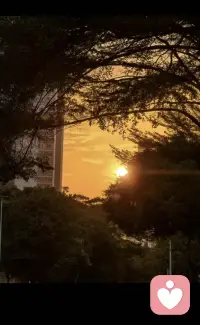 生活难免褶皱，心也会蒙尘。不必强求通透，不必慌张赶路。试着和自己对话，接纳脆弱，拥抱疲惫。云朵会散，黑夜会尽，困顿只是暂时的。愿你眼里有光，心中有暖，在平凡日子里，慢慢治愈，缓缓盛开。配图