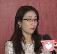 很多人看不懂无锡胚胎案里的朱女士，丈夫起诉离婚，所有人都劝她放手及时止损，可她死活不肯签字，真不是舍不得这个男人。
她和丈夫相伴21年，辞掉高薪工作倾尽积蓄扶持丈夫创业，四次肺癌手术独自扛下病痛，换来的却是丈夫伪造结婚证，和第三者培育冷冻胚胎。男方起诉离婚时，财产、赔偿全部填无，一心想让她净身出户。
她不离婚有三层清醒考量：第一，男方单方面说胚胎销毁，没有官方凭证，一旦离婚她失去配偶追责资格，对方随时能私生子女分家产；第二，守住婚姻关系，才能冻结婚内资产，追回丈夫转移给第三者的钱财；第三，为女儿守住继承权，不让外人分割半生打拼下来的家业。
她早就放下感情，不离婚只是维权手段，她要的从来不是婚姻，而是亏欠21年的公道。