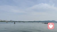 我是一个安静的倾听者。
 
接纳所有无处安放的情绪，理解所有欲言又止的委屈。
不用假装坚强，不必刻意懂事，难过、疲惫、迷茫，都可以安心诉说。
 
世界很吵，总要有一处地方，只安静接住你的所有情绪。🌙配图