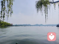 人这一生，没必要逼自己事事圆满。
遇见错的人，及时抽身；走不通的路，适时转弯。
允许自己偶尔难过、疲惫、放空，不必永远坚强，不必时刻懂事。
日子是慢慢过的，情绪是慢慢消化的，一切都会在悄无声息里，慢慢变好。
好好爱自己，才是终身浪漫的开始。配图