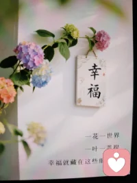 情绪是健康的信号系统
1.情绪是健康的“晴雨表”
情绪是身心状态最直接的反馈，焦虑提醒你可能有未解决的问题，悲伤提示你需要休息或告别，愤怒告诉你边界被侵犯，压抑情绪反而会扰乱内在平衡。
2，情绪是健康的“调节器”
适当的情绪波动能激发动力（如紧迫感），促进社交联结（如共情的悲伤/快乐），帮助反思与成长（如羞愧/后悔）。研究也表明，适度表达情绪比长期压抑更有利于免疫与心血管功能。
三，情绪本身就是心理健康的核心构成
心理健康不是“永远开心”，而是能感受、识别、接纳，调节各类情绪，并在不同情景下做出适应性反应。私下感觉自己童心未泯！情绪阻滞（如麻木，持续抑郁或暴怒）往往是心理问题的信号。
