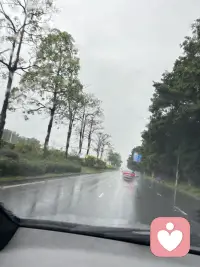 🌧️早安｜雨天赶路，心向晴朗
雨落车窗，风伴前行
平凡的日常，也藏着温柔与安稳
新的一天，平安顺遂✨