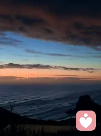 结束一天的忙碌，迎来安静的夜晚。生活难免匆忙，偶尔也该停下脚步，好好善待自己。不用强迫自己事事圆满，不必为难自己事事完美，接纳平凡，放松身心，在温柔夜色里寻一份安稳。愿所有疲惫都消散，所有烦恼都释怀，愿你夜晚安然，心中向阳，日子温柔，万事可期。晚上好🌙