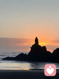 晚上好🌙
夜色慢慢安静下来，忙碌了一天，终于可以卸下疲惫。
我知道很多情绪、压力、难以言说的心事，总爱在夜晚悄悄涌上来，让人辗转难眠、独自煎熬。
不必强迫自己坚强，也不用觉得自己特殊或奇怪。你的克制、坚守、隐忍，都值得被理解和看见。
今晚愿意的话，慢慢说，静静听，我们一起，慢慢缓解压抑，好好安放身心。