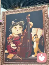 当名画遇上猫咪🐱
戴珍珠耳环的橘猫，温柔了整个商场✨
艺术不必严肃，治愈可以很简单
被可爱的喵星人治愈的一天🌿配图
