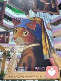 当名画遇上猫咪🐱
戴珍珠耳环的橘猫，温柔了整个商场✨
艺术不必严肃，治愈可以很简单
被可爱的喵星人治愈的一天🌿配图