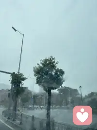 大雨落人间，心事藏眉间。
若心里潮湿无处安放，不妨说来听听。配图