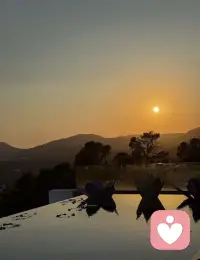 今天也在努力做一个温柔的倾听者。
愿你来时带着疲惫，走时带着轻松。

• 把每一句话都听完，把每一份情绪都接住。
世界很吵，我尽量安静，等你停靠。

• 陪你熬过焦虑，也陪你走过压力。
你不需要坚强，你只需要做自己。