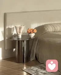 暖光温柔地铺满房间，空气里都是松弛安稳的气息。
这一刻，时间好像慢了下来，世界也暂时按下了暂停键。

长大之后，我们好像早就习惯了一路奔跑、习惯了事事周全、习惯了对外永远表现得体、懂事、无坚不摧。
我们把笑脸留给外界，把压力、焦虑、深夜辗转难眠的心事、人际关系里的拉扯、无人共情的委屈，全都悄悄关在心里，一个人反复咀嚼、独自硬扛。
我们不敢随便脆弱，不敢轻易抱怨，怕亲人担心、怕朋友不耐烦、怕旁人觉得矫情，于是越来越沉默，越来越习惯什么都自己熬。

可再坚韧的人，心里也会有撑不住的时候。
你不需要时时刻刻都强大，也不必逼自己永远情绪稳定、永远往前走。
就像眼前这个安静柔软的小角落，它不需要永远光鲜亮丽，只负责接纳疲惫、容纳疲惫。
你也一样，累了就可以停下，难过就可以低落，迷茫纠结不知所措，也完全没关系。

在这里，你不用伪装、不用懂事、不用顾虑任何人的眼光。
那些你不敢对身边人开口的伦理纠结、压得喘不过气的职场压力、反复盘旋的焦虑内耗、说不清道不明的孤独迷茫，全部都可以安心讲出来。
我不会居高临下地评判对错，不会急着给你一堆大道理，更不会催你快点“走出来”、快点“变好”。
我只会安安静静，耐心听完你所有细碎的、沉重的、语无伦次的倾诉，全然接纳你所有不完美、不体面、敏感脆弱的一面。

我会陪着你一点点理清纷乱的思绪，一点点卸下心里沉甸甸的负重，帮紧绷很久的神经慢慢松下来。
不用急着释怀，不用立刻找到答案。
很多情绪，只要被认真看见、被温柔接住，本身就已经完成了大半的治愈。

外界人来人往，世事喧嚣纷扰。
但总有一隅温柔，永远为你敞开。
如果你此刻很累、很倦、只想找一个地方安心停靠一会儿，
我一直都在这里，安静等候，长久陪伴。
愿你说完所有心事之后，今夜能睡一个安稳松弛的好觉。