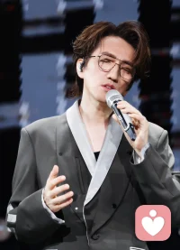 耳畔旋律可慰人心，浅唱低吟能解忧愁。情绪陷入低谷时，别独自内耗，去听一首喜欢的歌，随心哼唱几句，音乐自会温柔接纳所有情绪，治愈万千心绪。配图