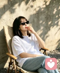 不妨常走到日光之下，拥抱温柔暖阳。身量未足之人，借阳光之气助筋骨生长；心绪郁结之人，借天光之量抚平愁绪；年长体弱之人，迎朝阳之能强健骨骼。万物向阳而生，人亦是如此，适度接纳阳光，便是善待身心最好的方式。